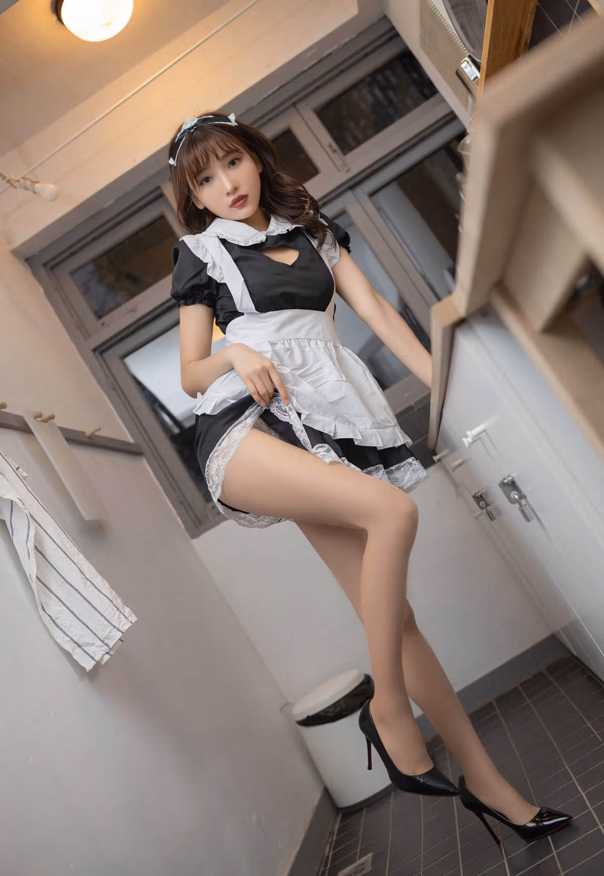 陆萱萱女仆装下的丝袜美腿