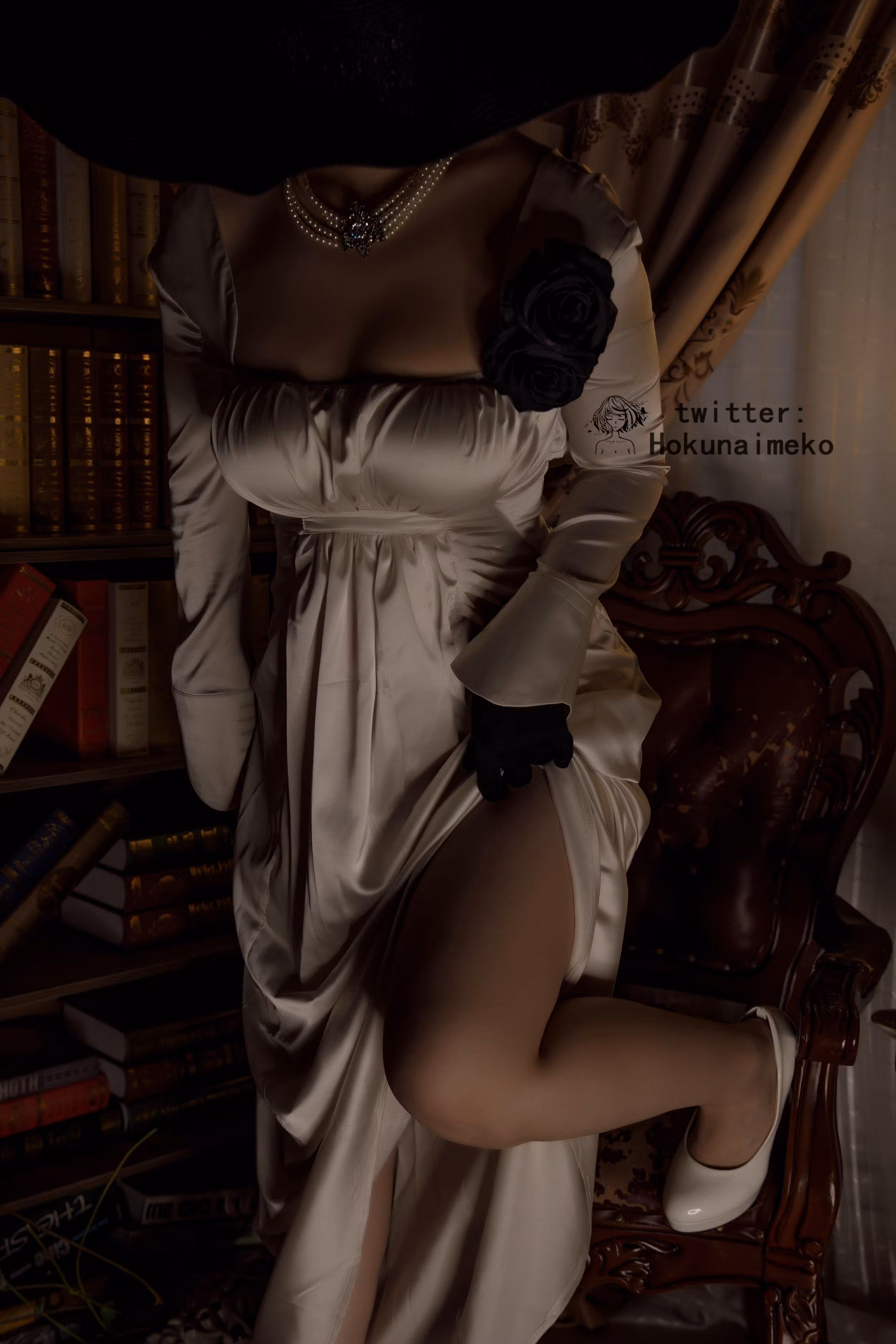 北乃芽子Alcina Dimitrescu的巨乳熟女魅力COSPLAY