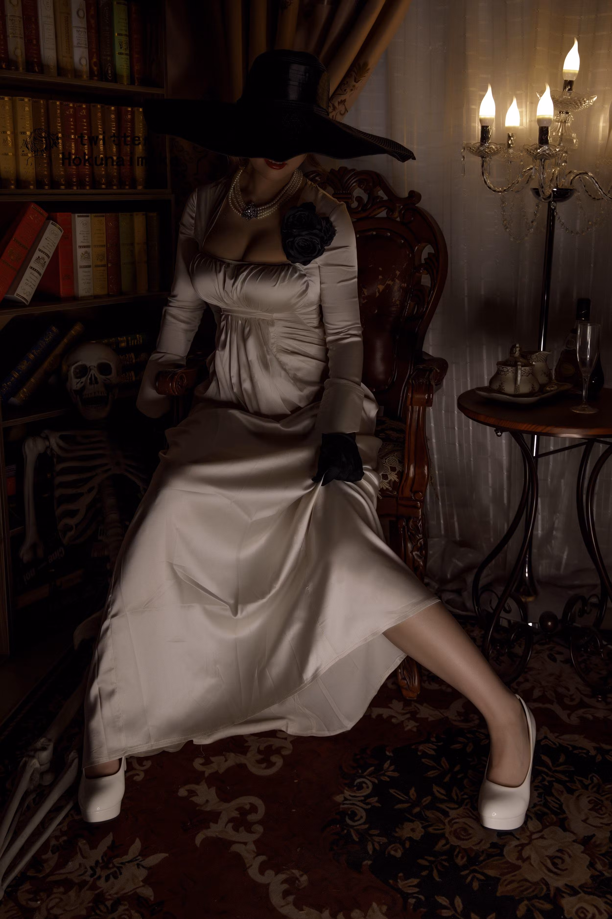 北乃芽子Alcina Dimitrescu的巨乳熟女魅力COSPLAY