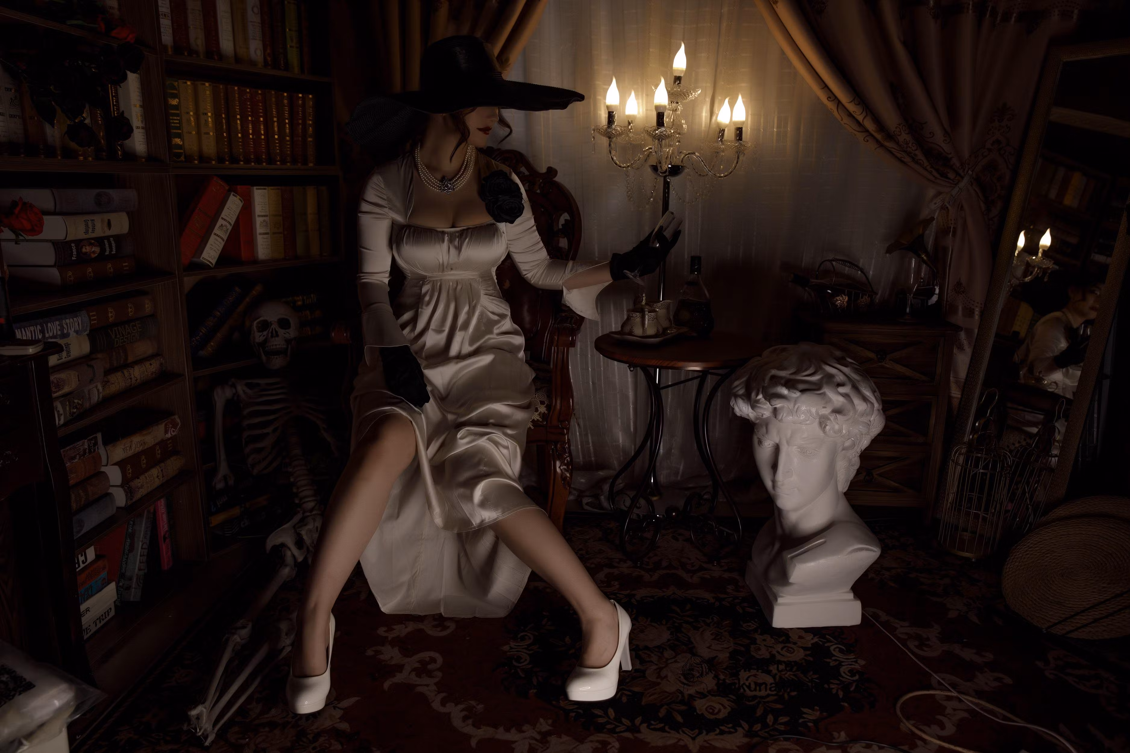 北乃芽子Alcina Dimitrescu的巨乳熟女魅力COSPLAY