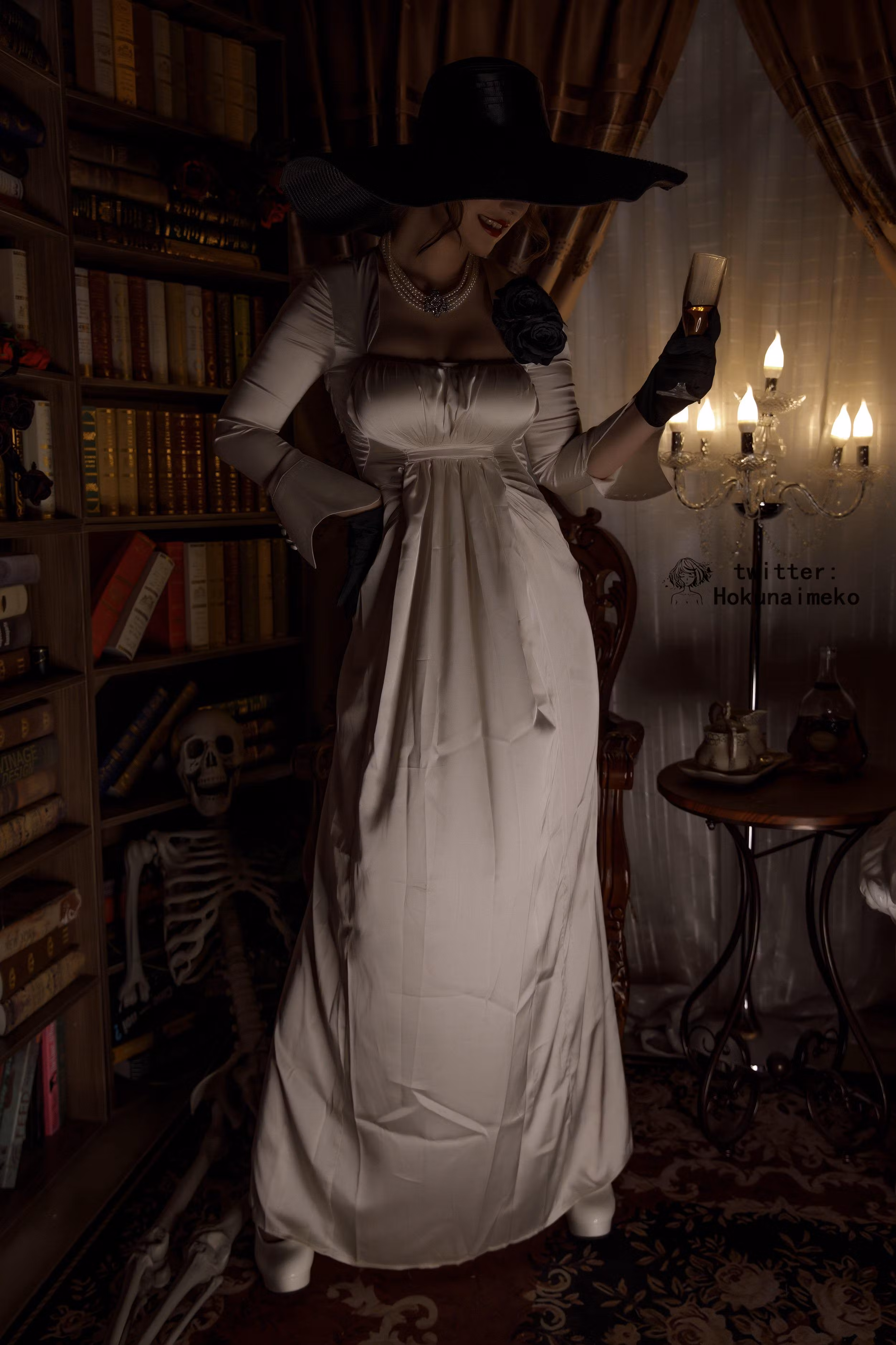 北乃芽子Alcina Dimitrescu的巨乳熟女魅力COSPLAY